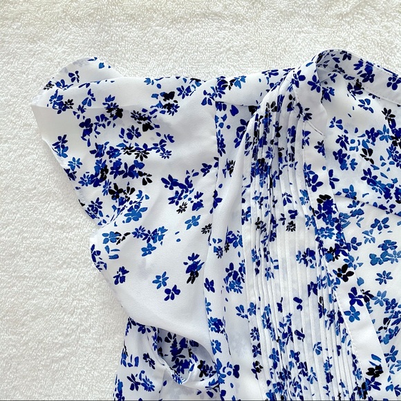 💞2/$20 H&M Blue And White Floral Blouse - Picture 3 of 3